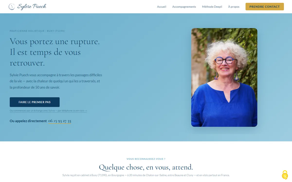 Page d'accueil du site de Sylvie, hypnothérapeute et art-thérapeute à Buxy : titre « Vous portez une rupture. Il est temps de vous retrouver », portrait sur fond bleu ciel
